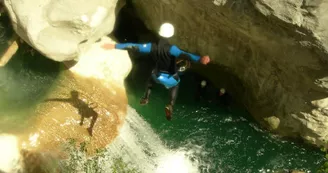 Escale verticale : Moniteur d'escalade, via ferrata, canyoning