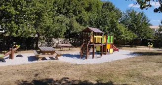 Aire de jeux pour enfants, de pique-nique et plateau multisports Aire de jeux pour enfants, de pique-nique et plateau multisports
