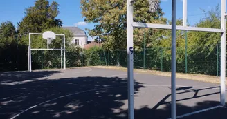 Aire de jeux pour enfants, de pique-nique et plateau multisports Aire de jeux pour enfants, de pique-nique et plateau multisports
