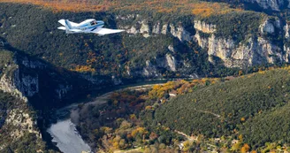 Survol des Gorges en avion - L'ardeche vue du ciel Survol des Gorges en avion - L'ardeche vue du ciel