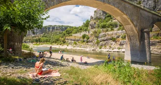 Plage sous le Pont de Balazuc Plage sous le Pont de Balazuc