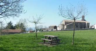 Aire de pique-nique à Saint Gineis en Coiron village