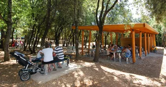 Aire de pique nique et aire de jeux sur le Grand site de l'Aven d'Orgnac