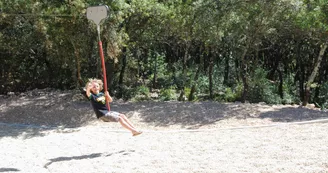 Aire de pique nique et aire de jeux sur le Grand site de l'Aven d'Orgnac