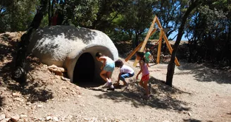 Aire de pique nique et aire de jeux sur le Grand site de l'Aven d'Orgnac
