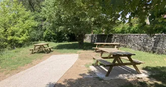Aire de pique nique au bord de la Viarhôna