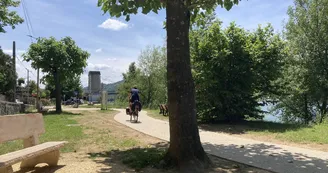 Aire de pique nique au bord de la Viarhôna