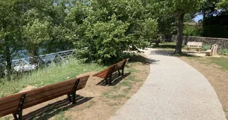 Aire de pique nique au bord de la Viarhôna