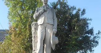 Statue - mémorial de Michel Varis Statue - mémorial de Michel Varis