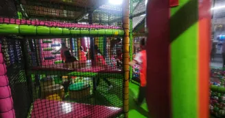 sologne-tourisme-loisirs-enfants-récré-pirates-jeux-indoor-labyrinthe©solognecotesudtourisme