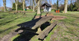 aire de pique nique - Uzein - les tables