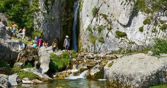 Randonneurs-a-la-cascade-de-Sanchese-LESCUN