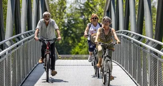 Moulin du Duellas-passerelle-velos-face-a-vallee-isle-perigord