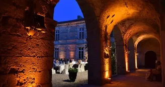Chateau-de-Poudenas-arcades-gde-cour-mariage-soir-2