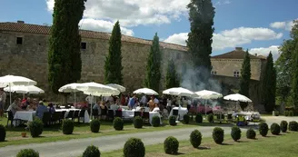 Chateau-de-Poudenas-brunch-esplanade