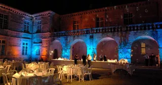Chateau-de-Poudenas-cour-soiree-nuit