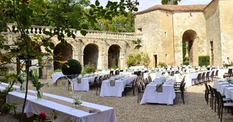 cour d'honneur du château de poudenas : déjeuner