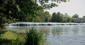 Vue sur le barrage de Ménestérol