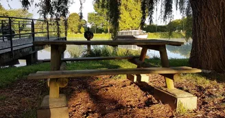 St-Capraise-de-Lalinde - Table de pique-nique bord de l'eau