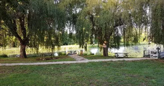St-Capraise-de-Lalinde - Table de pique-nique bord de l'eau