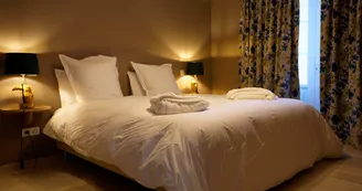 domaine-ecrin-lumiere-lit-double-campsegret-tourisme-vallee-isle