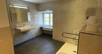 domaine-ecrin-lumiere-salle-bain-PMR-campsegret-tourisme-vallee-isle