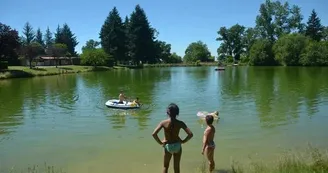 Lac au coeur d'un écrin de verdure