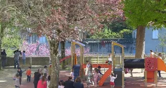 Jeux pour les petits au théâtre de verdure