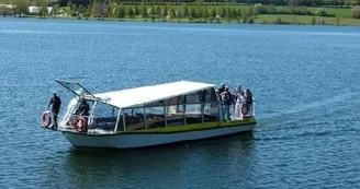 Bateau-promenade Le Papillon Jaune sur le lac de Pareloup