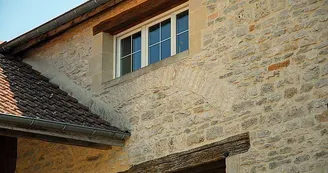 Ferme avec arc de décharge à Lamargelle-aux-Bois