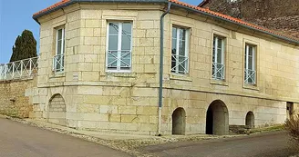 Lavoir-mairie de Perrusse