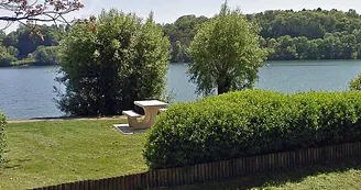 Aire de pique-nique du parking du lac de Charmes