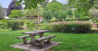 Aire de pique-nique du parking du lac de Charmes