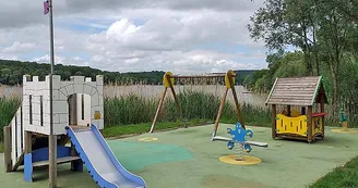Aire de jeux de la plage du lac de Charmes Aire de jeux de la plage du lac de Charmes