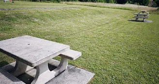 Aire de pique-nique et de jeux au bord du lac de la Mouche à Saint-Ciergues