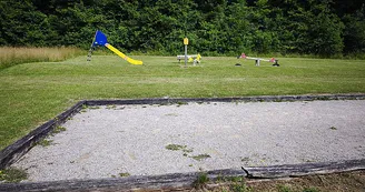 Aire de pique-nique et de jeux au bord du lac de la Mouche à Saint-Ciergues