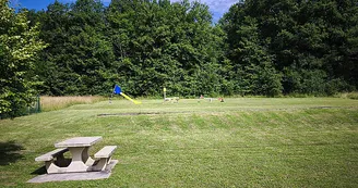 Aire de pique-nique et de jeux au bord du lac de la Mouche à Saint-Ciergues