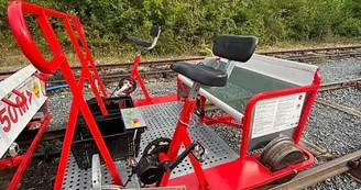 photo vélo rail du train rouge
