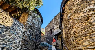 Ruelle typique à Evol, plus beau village de France