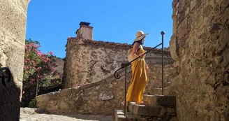 Eus, plus beau village de France escaliers montant à l'église