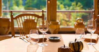 Table dressée intérieur, restaurant Oliba Château de Riell