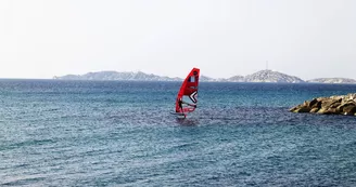 Surf au large de Marseille