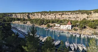 Calanque Port Miou chateau et trémie
