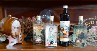 photo bouteilles sur étagère